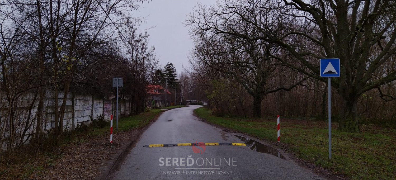 Retardéry a bariéry sú tu opäť. Ktoré problematické úseky v Seredi sa nimi aktuálne ošetrili?