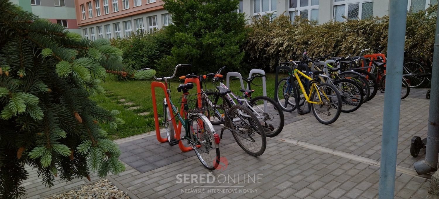 Areál ZŠ J. A. Komenského zdobia nové moderné cyklostojany