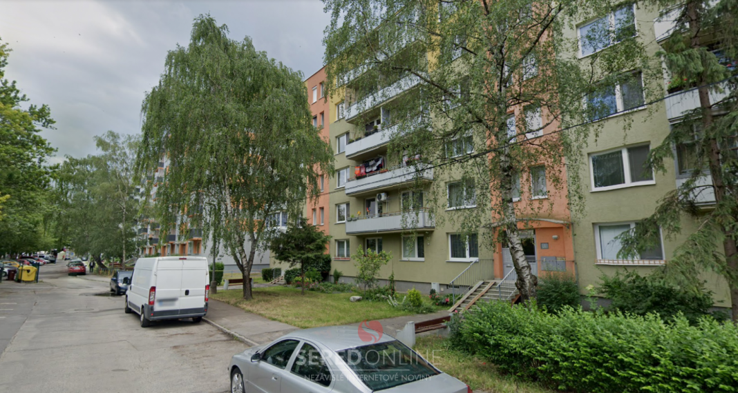 seredonline.sk - Seredský fantóm PĽUJE z balkóna po ľuďoch