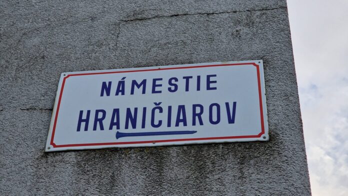 Názov NÁMESTIE HRANIČIAROV oslavuje totalitný režim viac, ako tri desaťročia po revolúcii