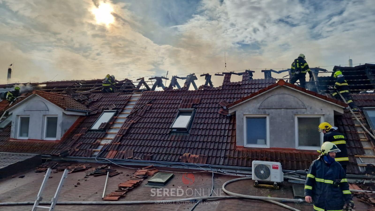 V obci Červeník horí reštaurácia. Zasahuje niekoľko hasičských jednotiek.