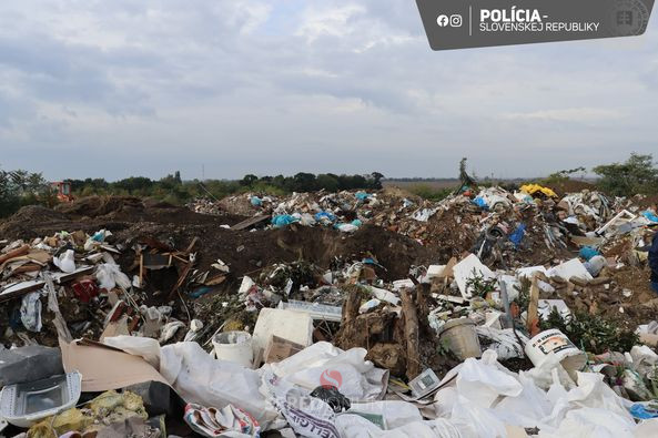 Enviropolícia objasnila ďalší prípad nelegálneho ukladania odpadov za milióny v okr. Senec