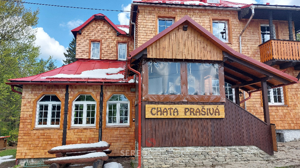 Chata Prašivá září novým modřínovým šindelem