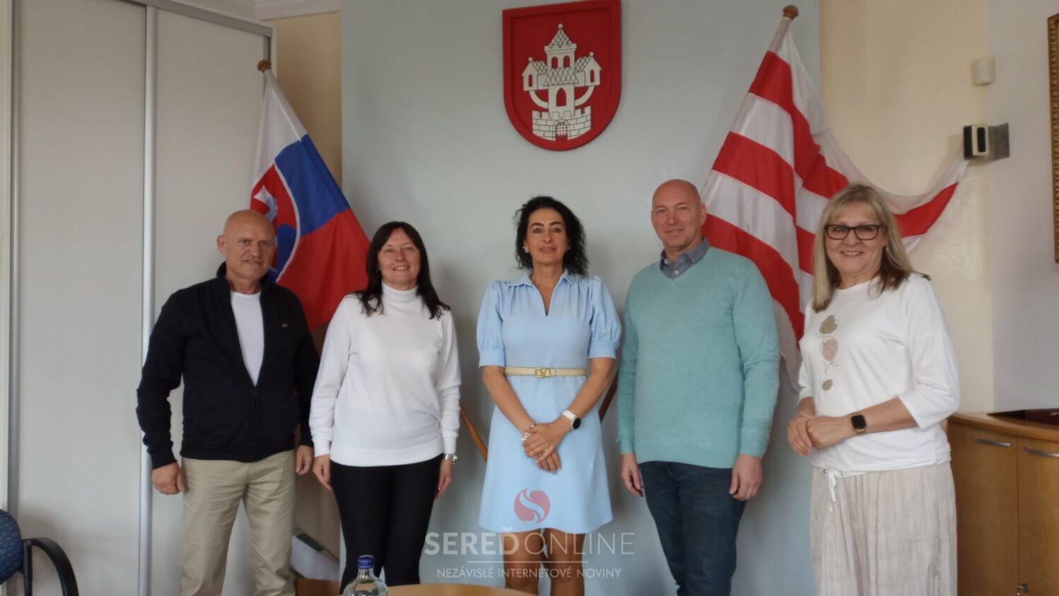 Zľava: Zoltán Horváth (predseda predstavenstva OOCR), Marta Godáňová (GODY GROUP s.r.o, nájomca časti kaštieľa v Seredi a realizátor obnovy), Anna Molnárová (výkonná riaditeľka OOCR), Ondrej Kurbel (primátor Serede) a Denisa Bartošová (prednostka MsÚ Sereď) na rokovaní o perspektívnom vstupe Serede do OOCR Matúšova zem