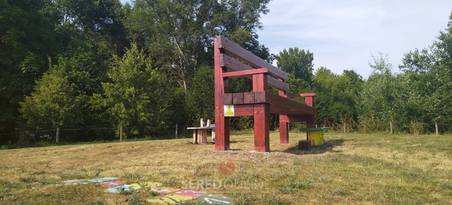 Zaujímavosť: Nová obrovská lavička vznikla v Dolnej Strede