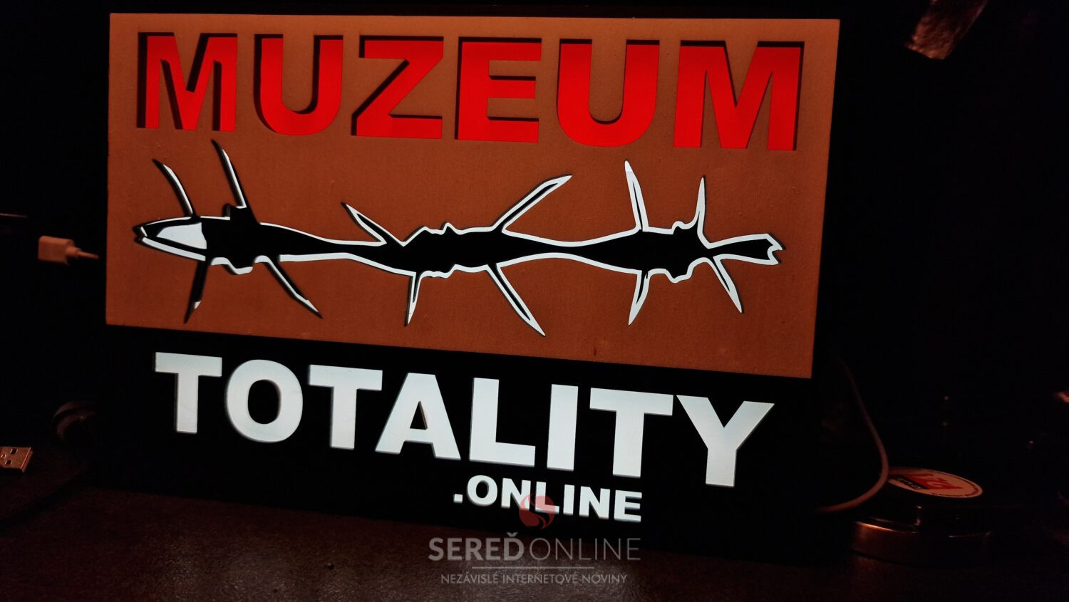 Podsvietené logo Múzea totality