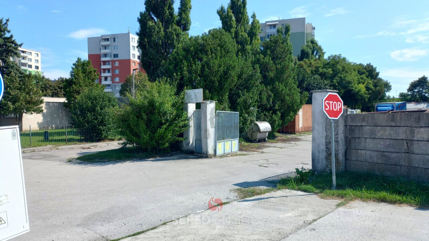 Od 3. do 6. septembra sa dostanete cez zabezpečené koľajisko z ulice Pažitná (pri križovatke s Pribinovou), prístup cez bránu súkromného areálu. Na železničnej trati bude výluka od 2. do 7. septembra.