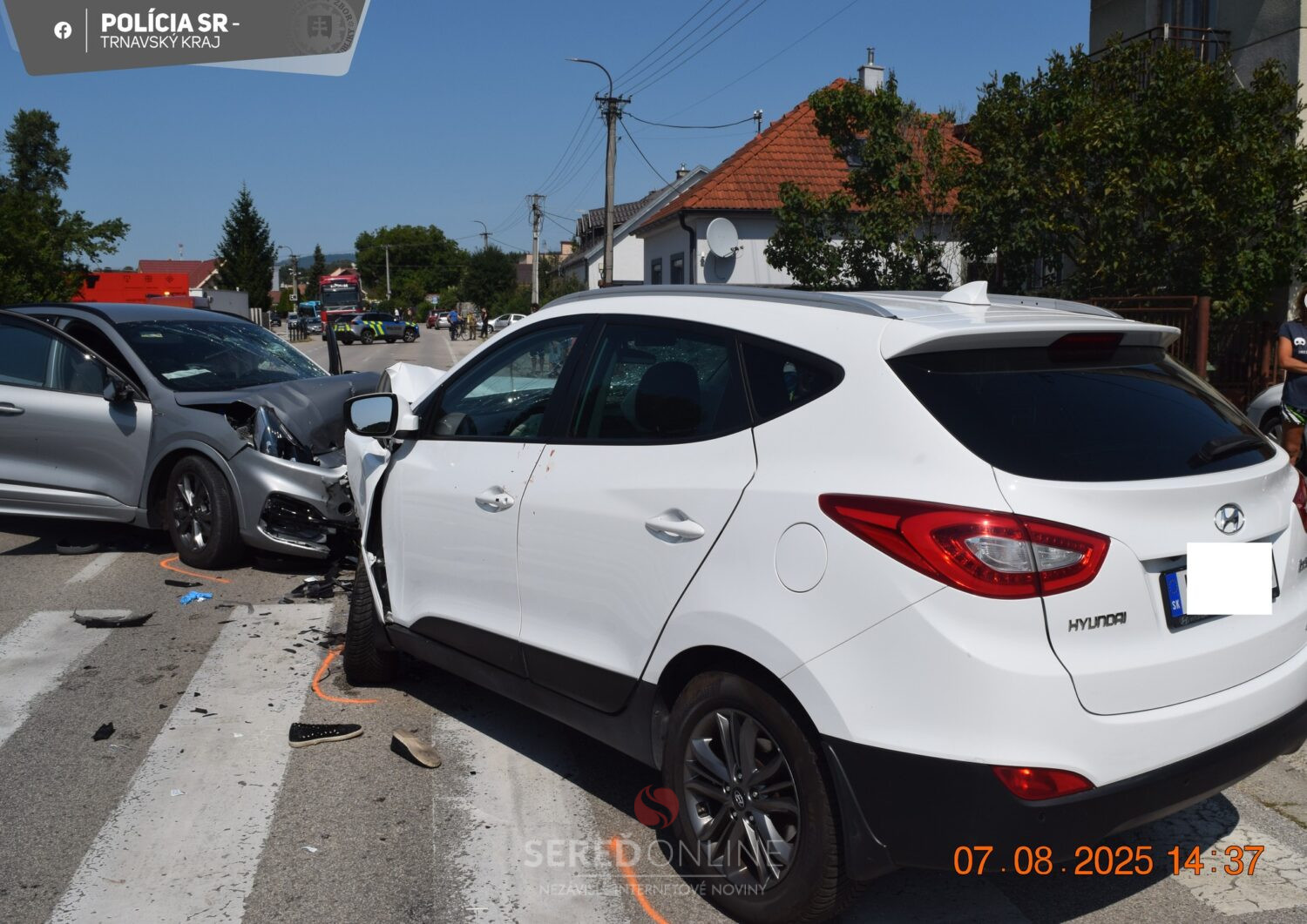 Čelná zrážka v obci Banka. Zranili sa 4 osoby a vodič so zákazom