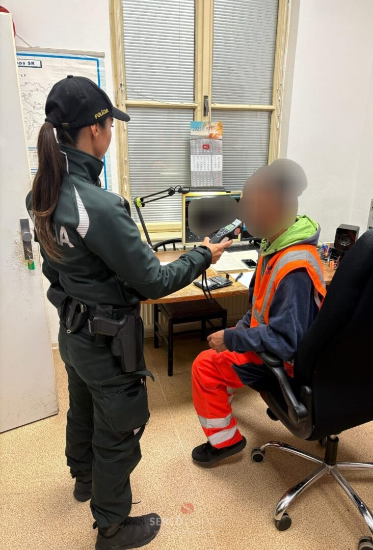 Týždeň bezpečnosti na železnici. Počas akcie policajti pomohli mužovi