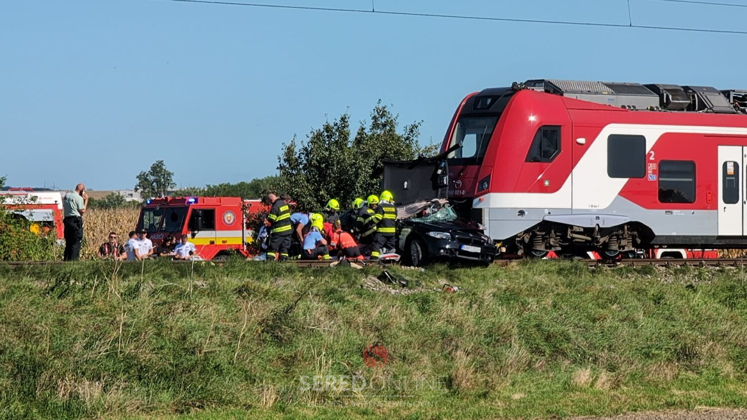 PRÁVE TERAZ: Zrážka vlaku a osobného auta na železničnom priecestí – obchádzka Sereď-Horný Čepeň – AKTUALIZOVANÉ