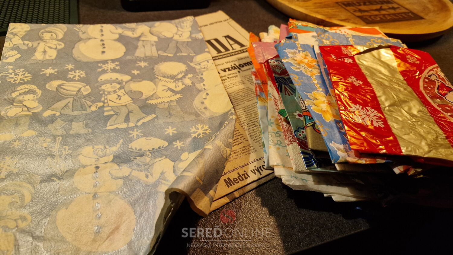 Baliaci papier na darčeky zo socializmu
