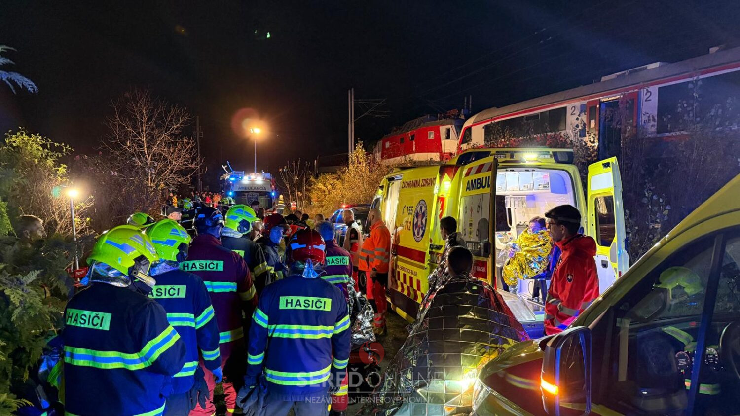 Na likvidácii po zrážke vlakov medzi Pezinkom a Bratislavou sa podieľali aj trnavskí hasiči