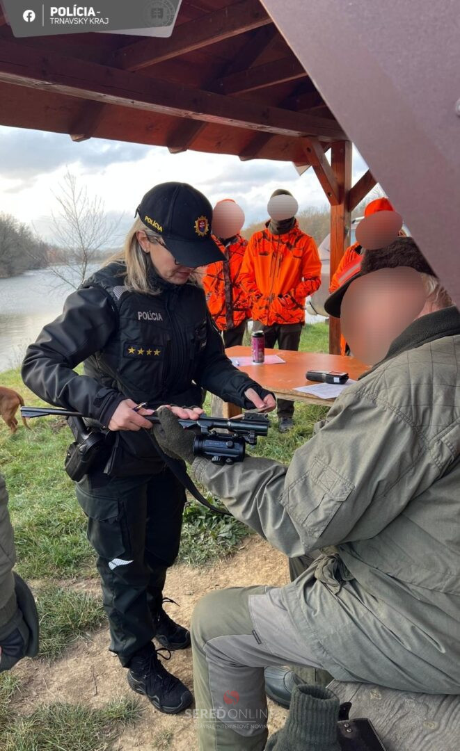 Pri manipulácii so zbraňami je alkohol neprípustný. Preto policajti kontrolujú aj poľovníkov