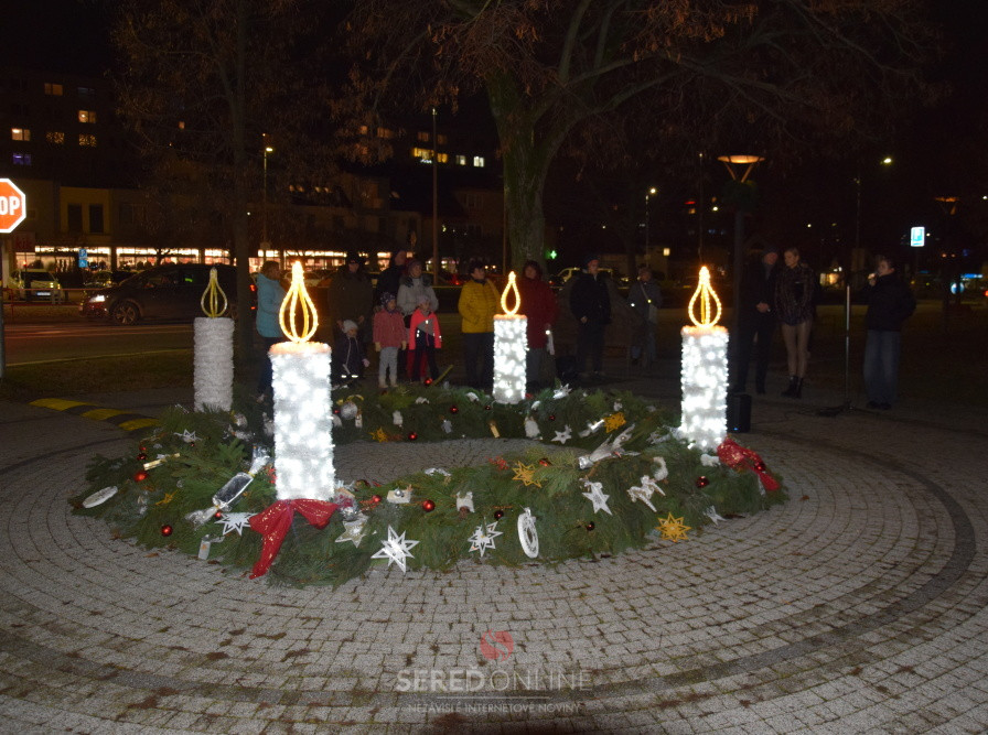 Tretia adventná sviečka – svetlo nádeje na Námestí slobody v Seredi