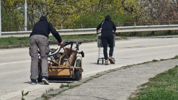 Bezdomovci berú a speňažia čo sa dá