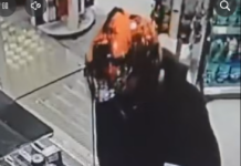Ozbrojená lúpež na čerpacej stanici Zeleneč. Polícia hľadá podozrivého – VIDEO