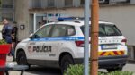 AKTUÁLNE: Pri poliklinike sa pohybuje nahá žena